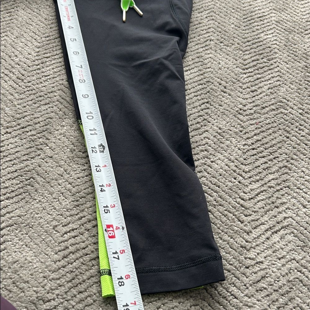 Lululemon Women's Capri Leggings Size 4 Black Black and Green Bottoms - Picture 11 of 12